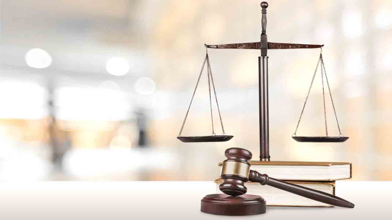 న్యాయవ్యవస్థ పైనా గురి