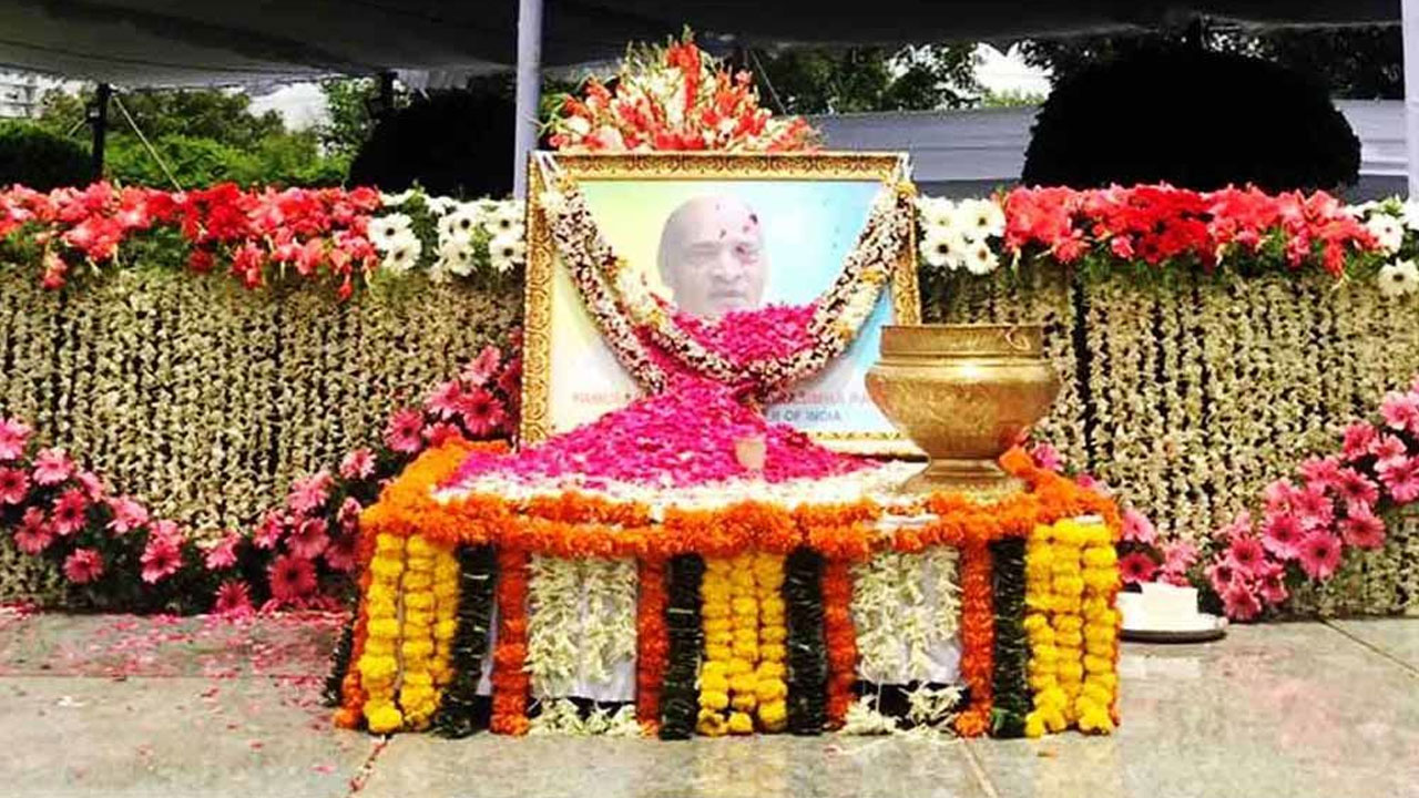 PV Narasimha rao | మాజీ ప్రధాని పీవీ 102వ జయంతి.. జ్ఞానభూమి వద్ద నివాళులర్పించిన మంత్రులు, ఎమ్మెల్సీ వాణిదేవి