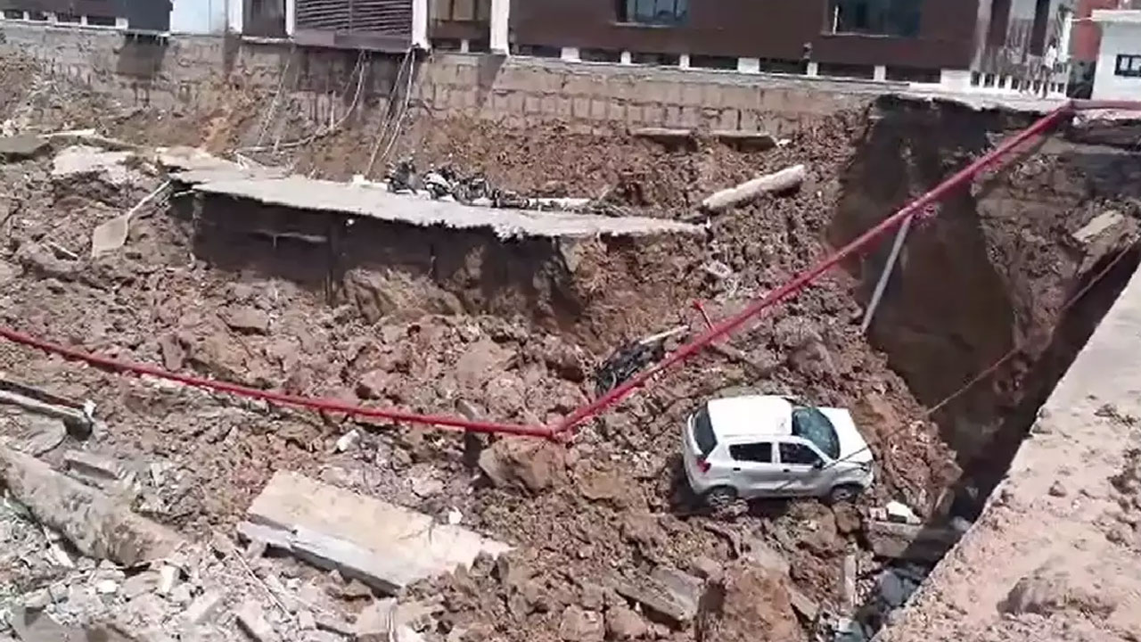 Parking lot | కుప్పకూలిన పార్కింగ్‌ ఏరియా.. దెబ్బతిన్న కార్లు, బైకులు.. వీడియో