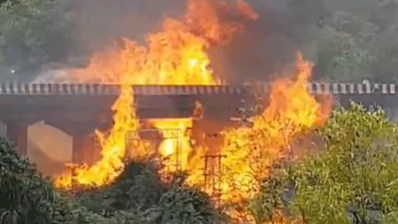 Petrol Tanker | ముంబై – పూణె ఎక్స్‌ప్రెస్‌వేపై పెట్రోల్ ట్యాంకర్ బోల్తా.. నలుగురు దుర్మరణం