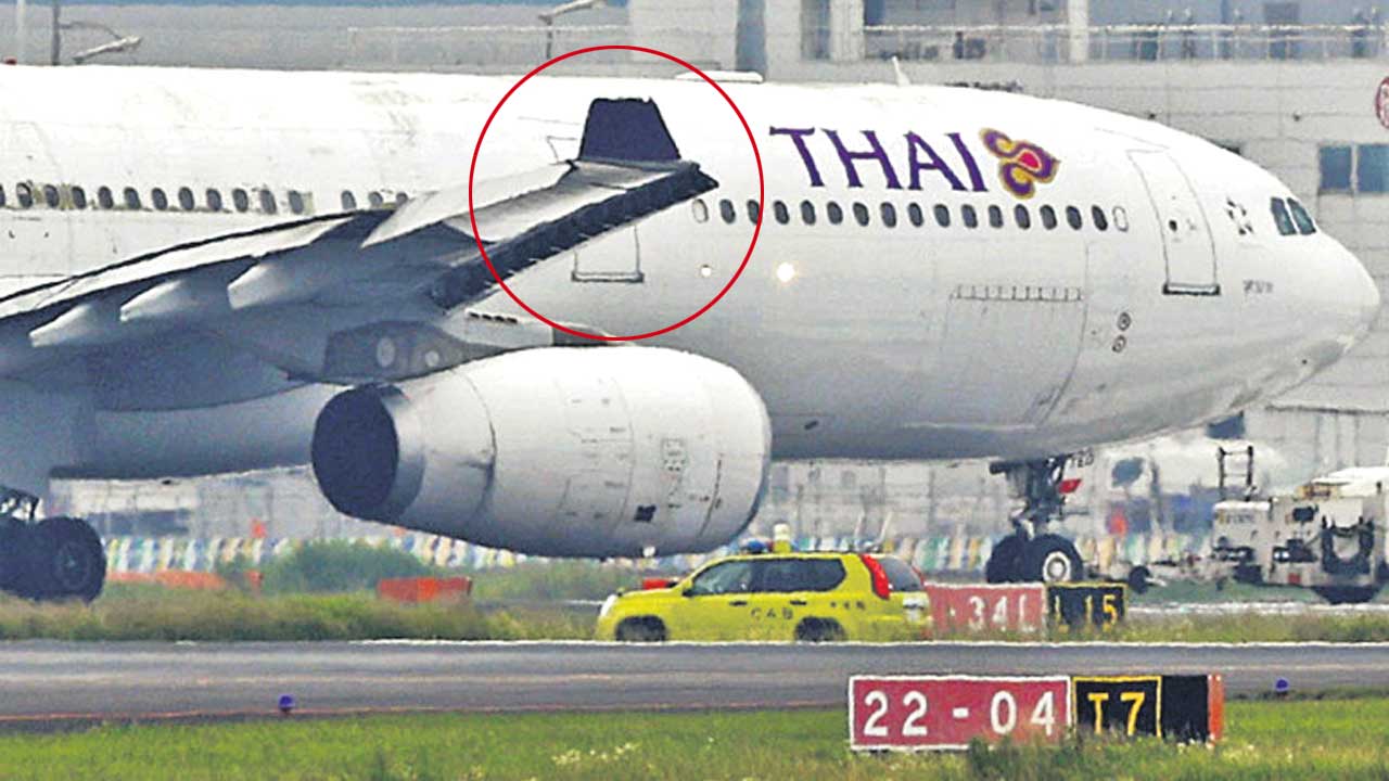 రన్‌వేపై రెండు విమానాల ఢీ!