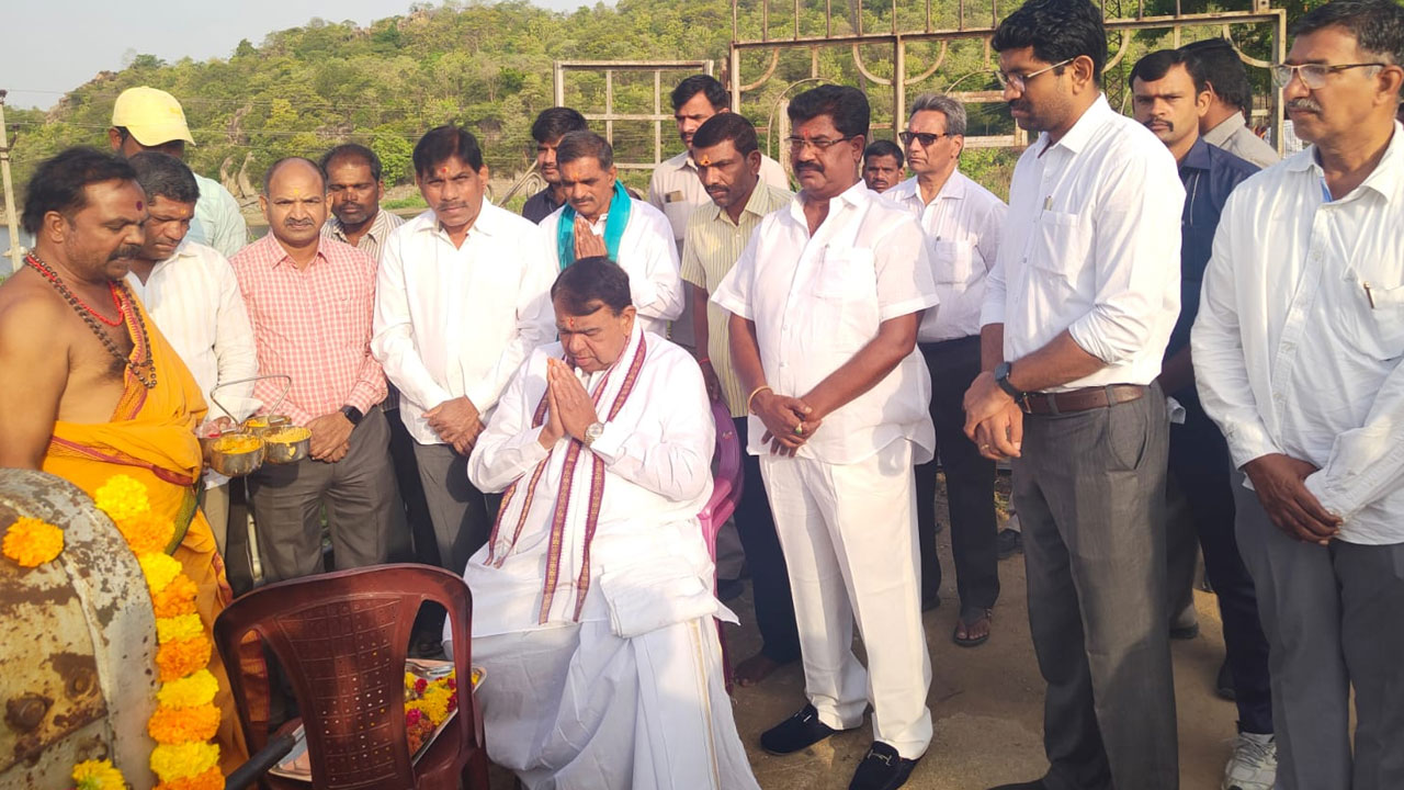 Speaker Pocharam Srinivas Reddy | నిజాంసాగర్‌ ప్రాజెక్టు నుంచి నీరు విడుదల చేసిన స్పీకర్‌ పోచారం