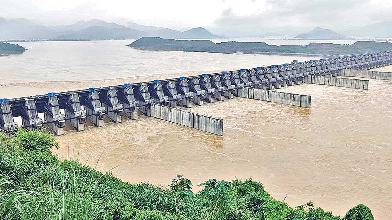 వానకాలంలో పోలవరం గేట్లు తెరవాలె