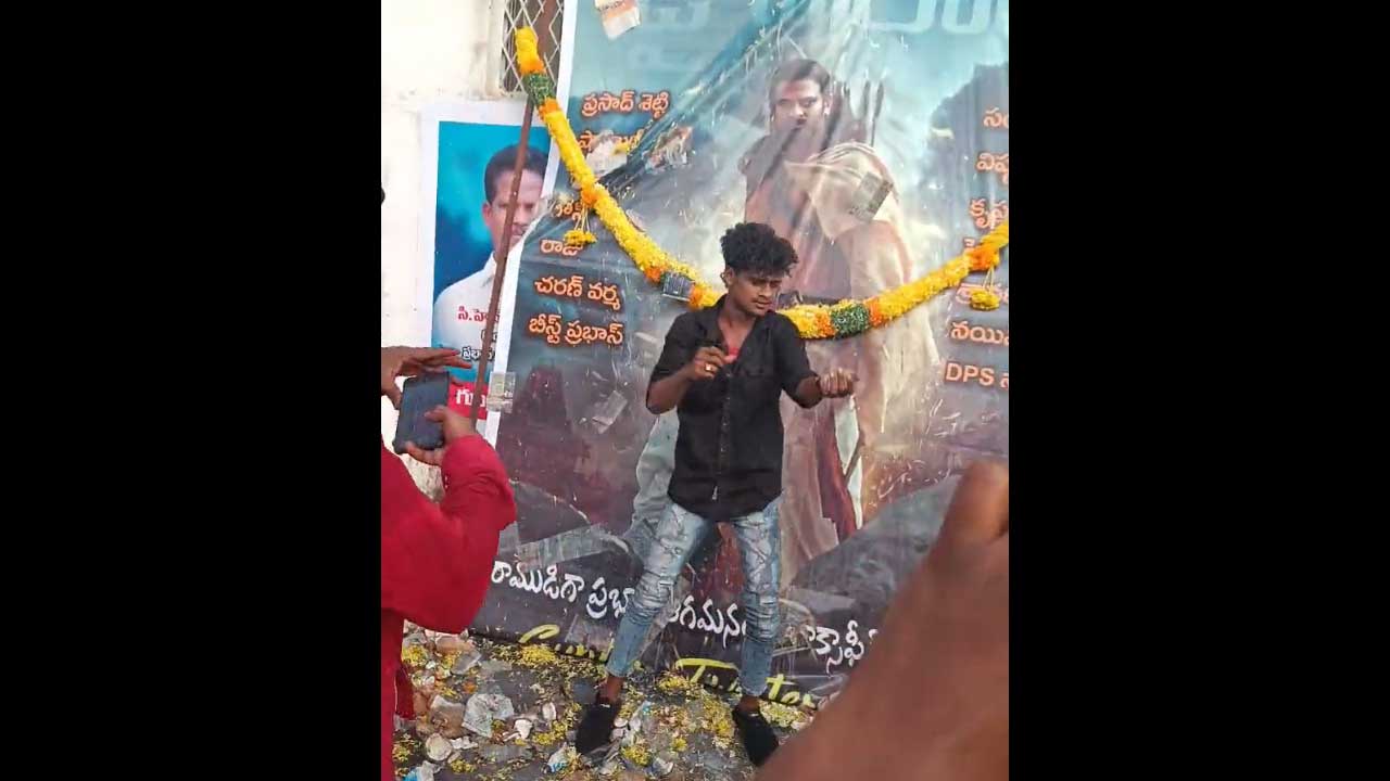 Adipurush Poster | ప్రభాస్‌ అభిమాని ఓవరాక్షన్‌.. పగిలిన బీరు బాటిల్‌తో చేయి కోసుకుని ఆదిపురుష్‌ పోస్టర్‌పై రక్తం.. వీడియో