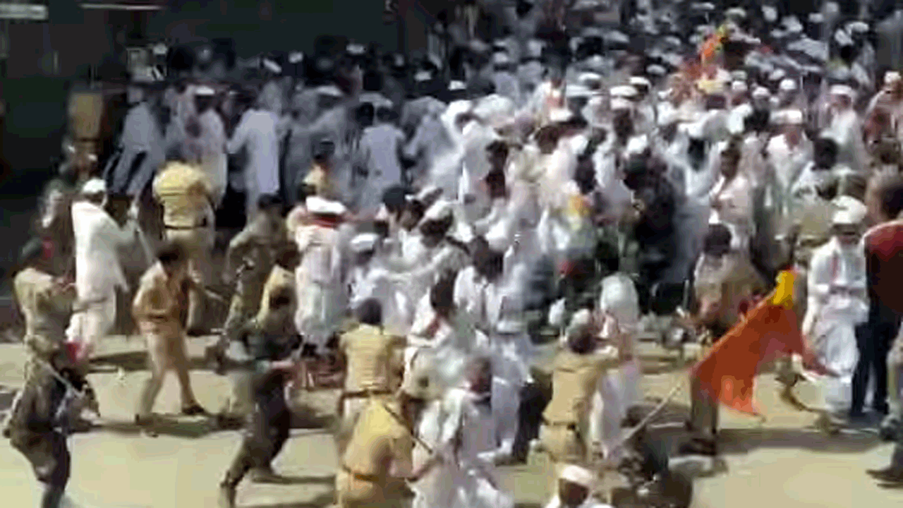 Warkaris | పూణెలో ఉద్రిక్తత.. వార్కారీ భక్తులపై పోలీసుల లాఠీఛార్జ్
