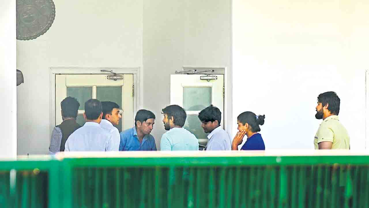 రెజ్లర్ల పోరాటానికి తలొగ్గిన కేంద్రం