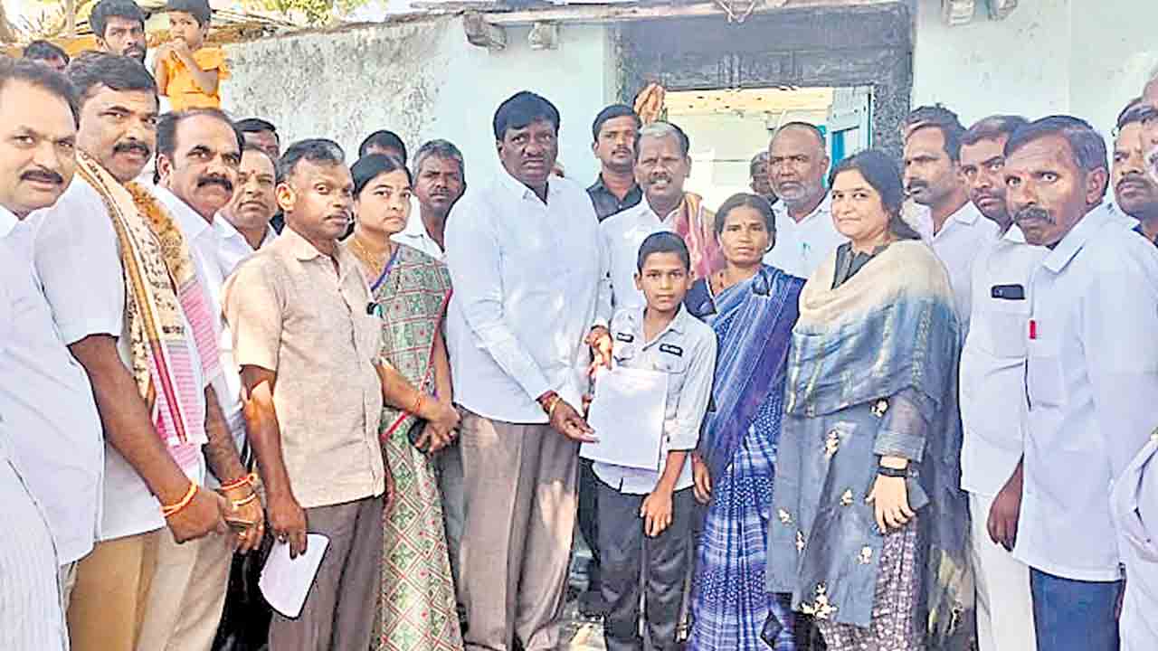 సర్కారు స్కూళ్లలోనే చేర్పించాలి