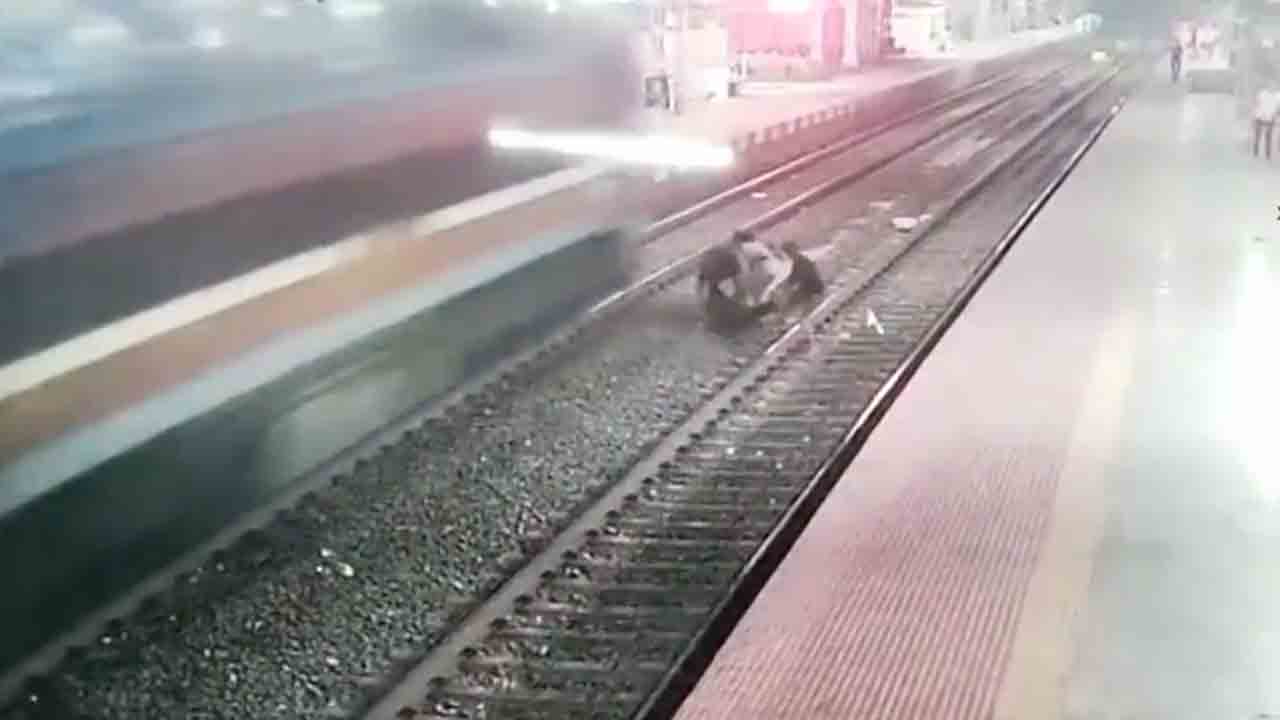 Watch: రైలు పట్టాలపై తలపెట్టి ఆత్మహత్యకు యత్నించిన వ్యక్తి.. తృటిలో కాపాడిన మహిళా కానిస్టేబుల్‌