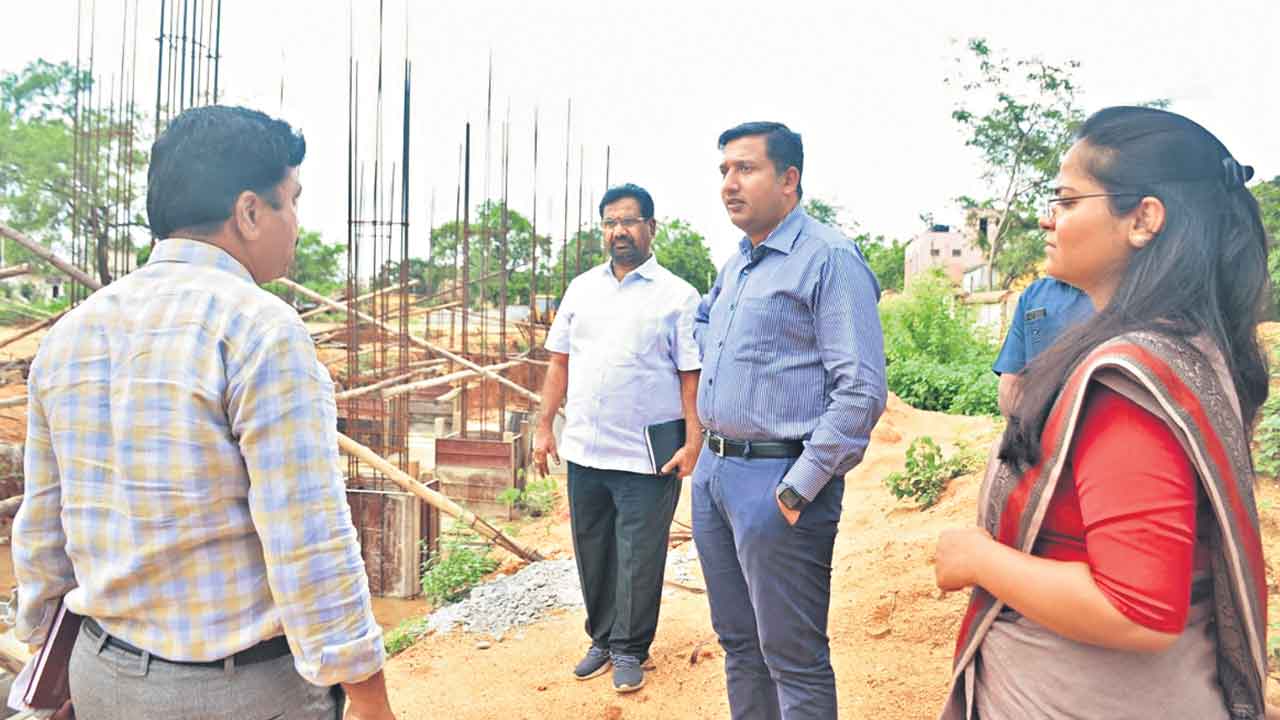 అభివృద్ధి పనుల్లో వేగం పెంచాలి