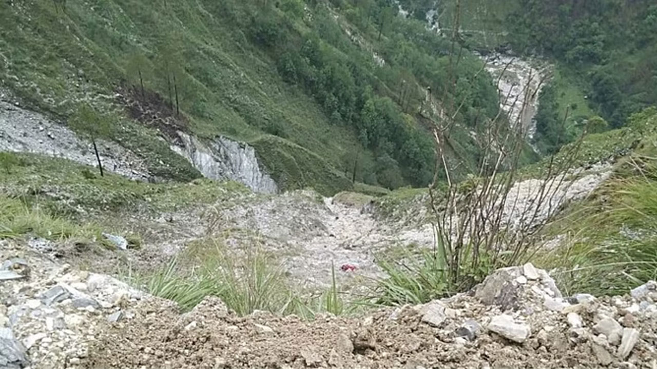 Road Accident | లోయలో పడ్డ బొలెరో వాహనం.. తొమ్మిది మంది మృతి