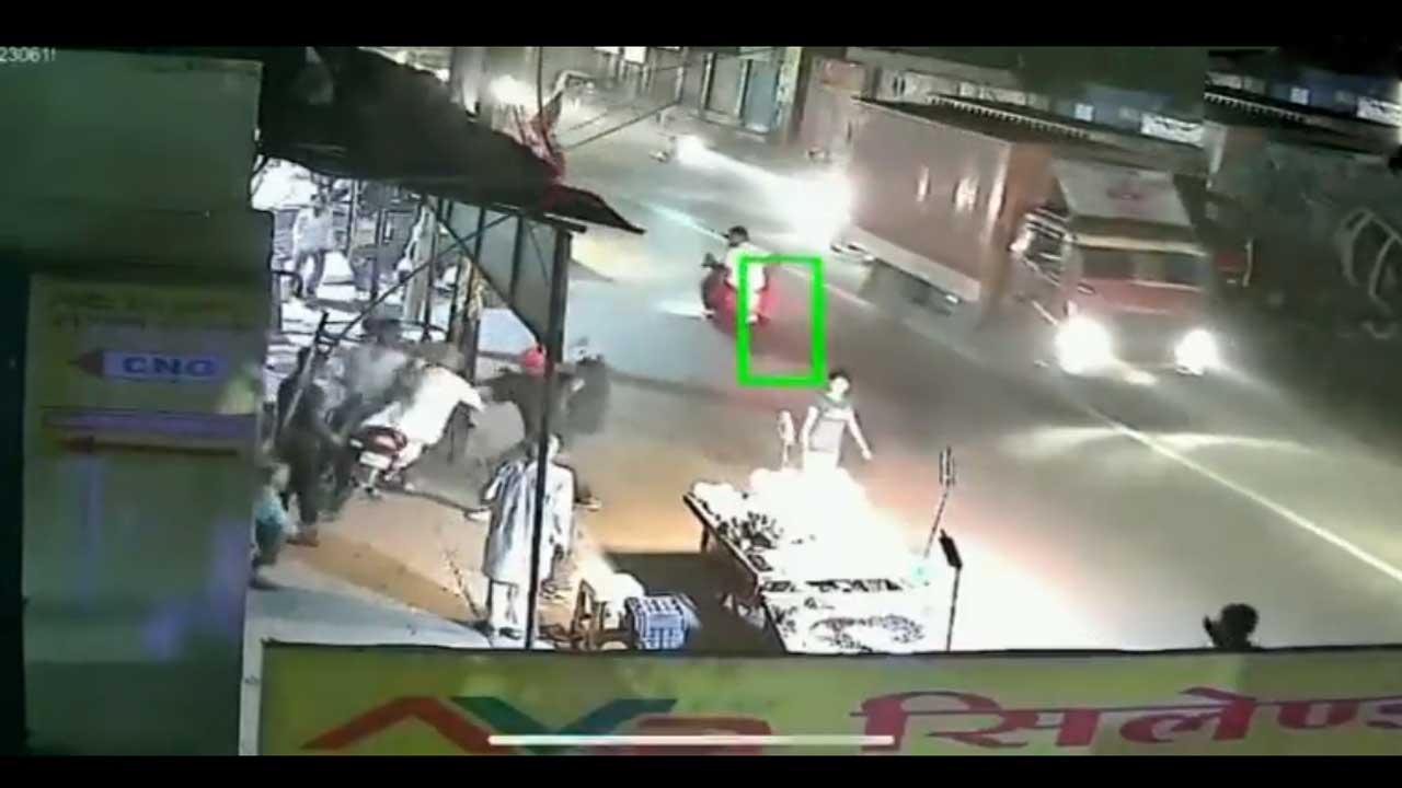 Crime news | దేశ రాజధాని ఢిల్లీలో పట్టపగలు దోపిడీ.. బైక్‌పై కూర్చున్న వ్యక్తి నుంచి లక్ష ఎత్తుకెళ్లిన దొంగలు