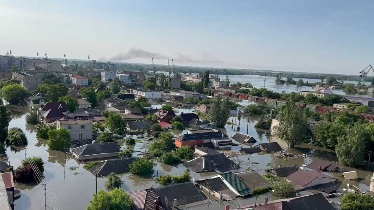 Russia Bombing on Ukraine | డ్యామ్‌ను పేల్చేయడంతో నీట మునిగిన ఉక్రెయిన్‌ సిటీపై రష్యా బాంబుల వర్షం