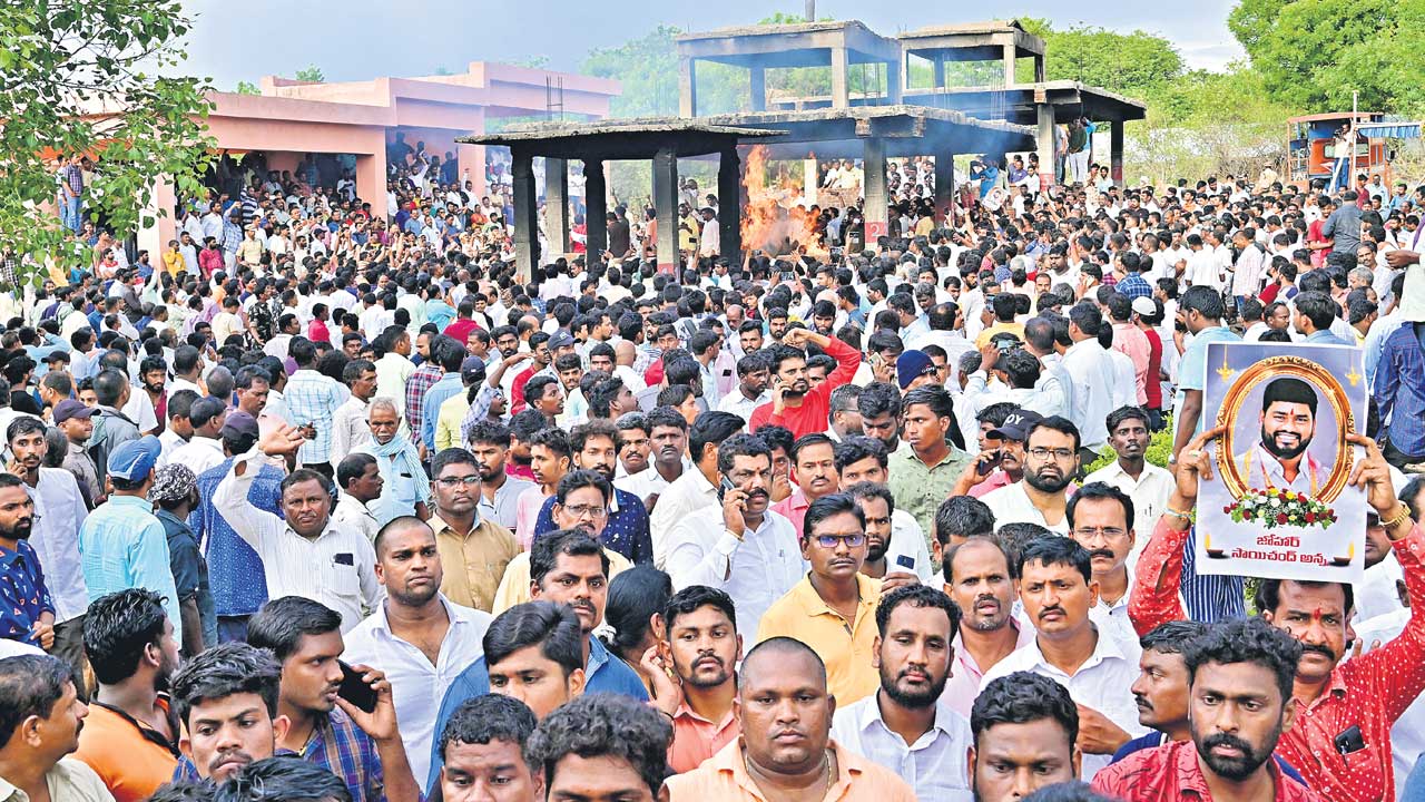 సాయిచంద్‌కు కన్నీటితో వీడ్కోలు