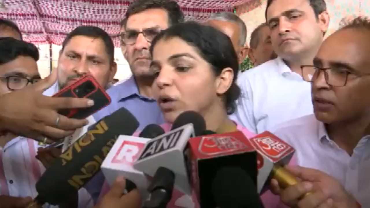 Sakshee Malikkh | మా సమస్యలు పరిష్కారమైతేనే ఏషియన్‌ గేమ్స్‌లో పాల్గొంటాం: రెజ్లర్‌ సాక్షి మాలిక్‌