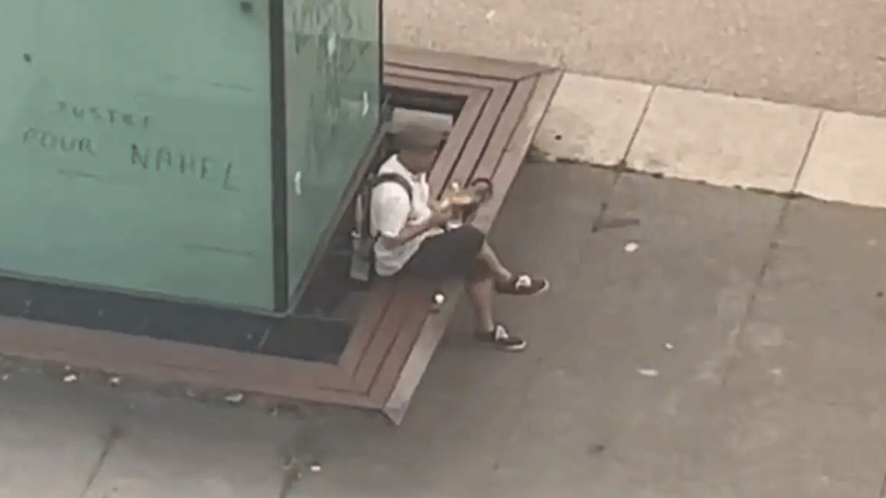 France | తీవ్ర ఘర్షణల నడుమ.. రోడ్డు మధ్యలో తాపీగా శాండ్ విచ్ తిన్న యువకుడు