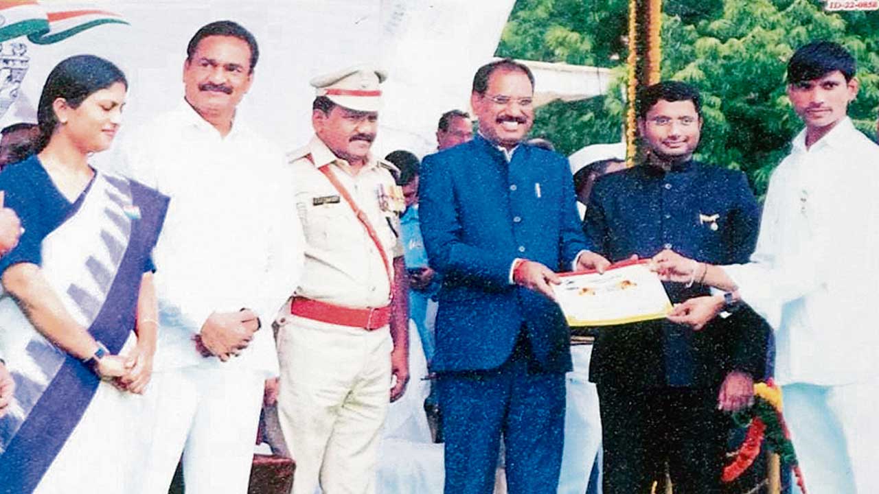 సీమాంధ్రుల కుట్రలు చెప్పేటోడు..