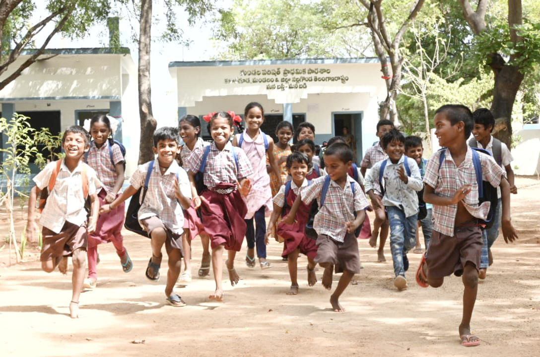 Telangana Schools Reopen Today | బోసిపోయిన బడి గోడలు కొత్త అందాలు సంతరించుకొన్నాయి. 