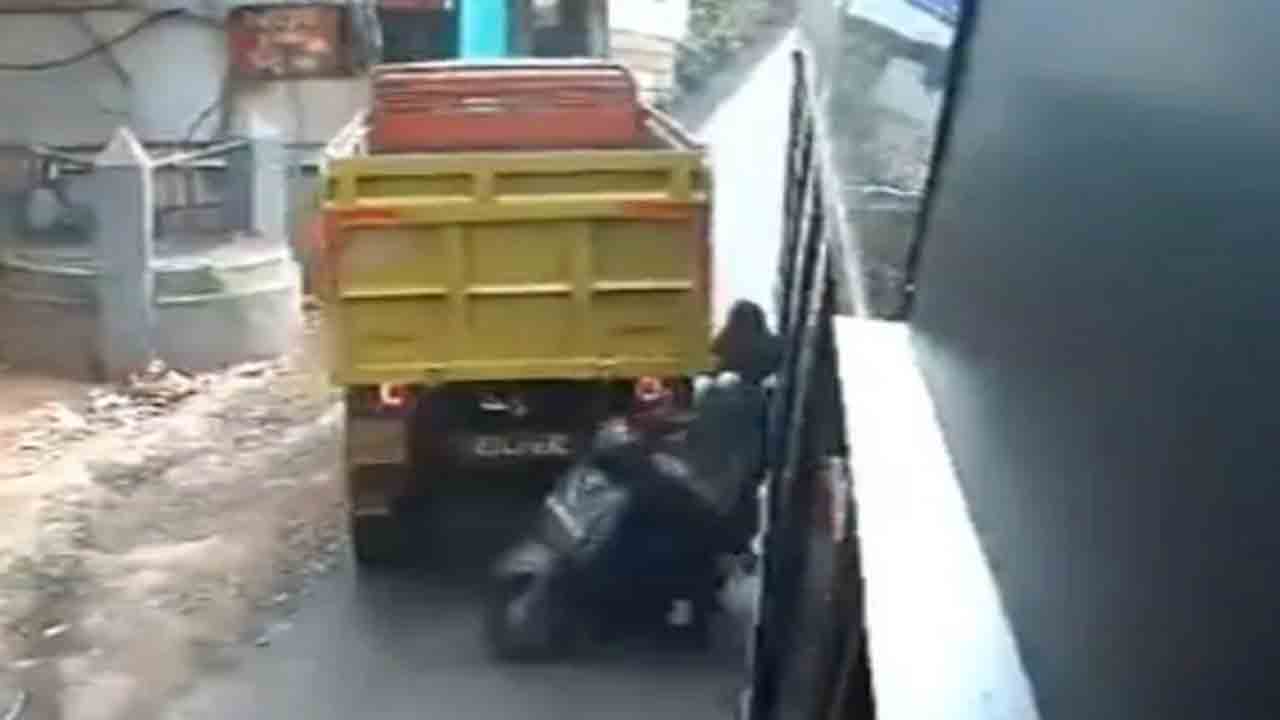 Video: బస్సు, లారీ మధ్య ఇరుక్కున్న స్కూటీ.. విద్యార్థినులకు తృటిలో తప్పిన ప్రమాదం