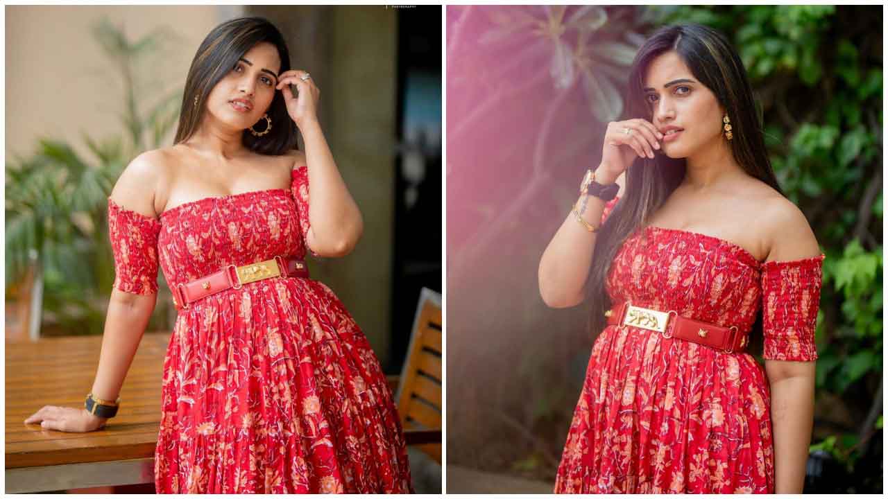 Sravanthi Chokarapu | రెడ్ కలర్‌ డ్రెస్‌లో కవ్విస్తున్న యాంకర్ స్రవంతి చొక్కారపు..