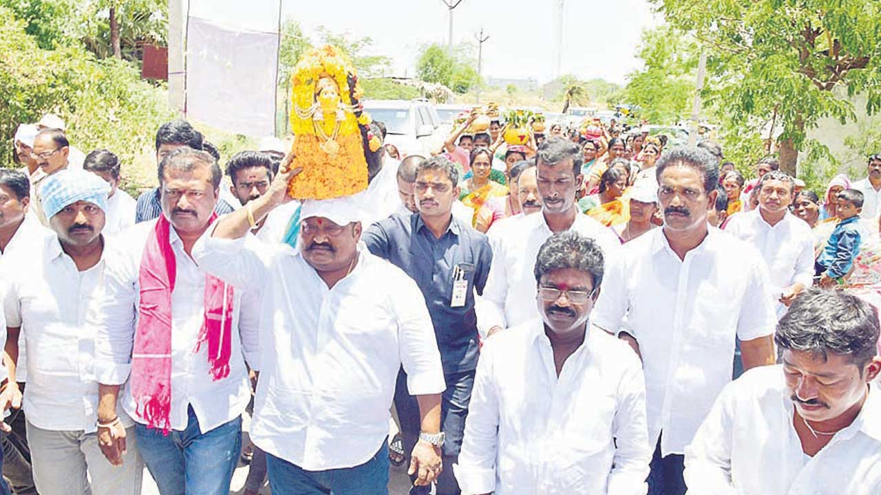 ఊరంతా సంబురం