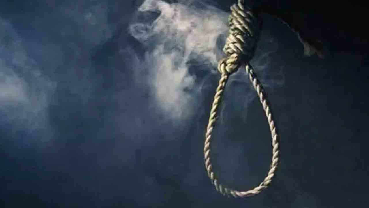 ఒకే కుటుంబంలో ముగ్గురు ఆత్మహత్య