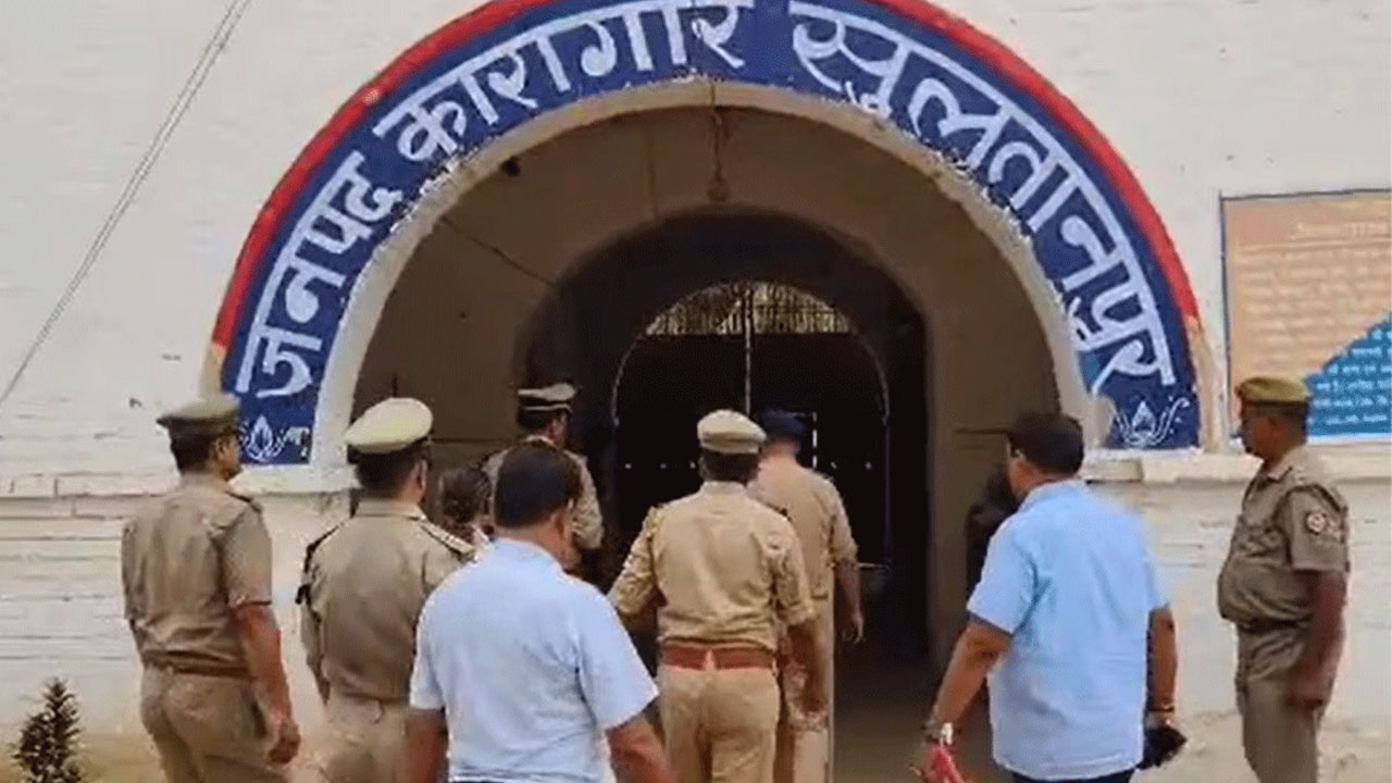 Prisoners hanged | జైలులో ఇద్దరు ఖైదీల ఆత్మహత్య..!