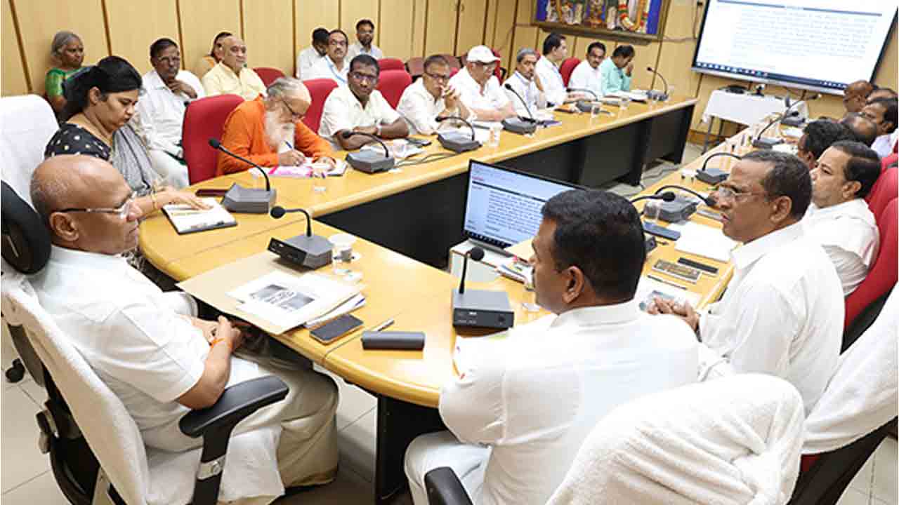 Tirumala | తిరుమలకు వచ్చే ఆర్టీసీ బస్సుల్లోనూ గార్బేజ్‌ బ్యాగులు ఏర్పాటు చేయాలి : టీటీడీ ఈవో