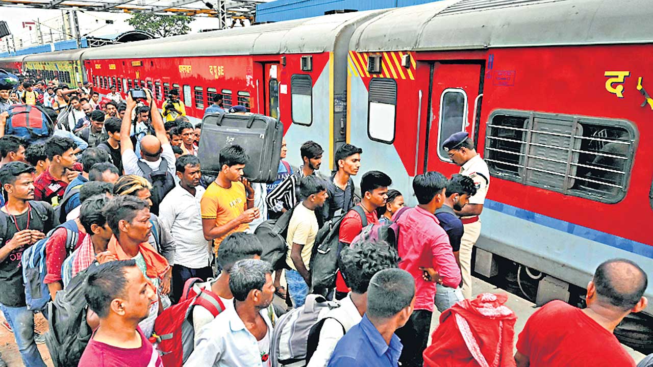 కార్మికులపైకి దూసుకెళ్లిన గూడ్స్‌ రైలు.. నలుగురు మృతి