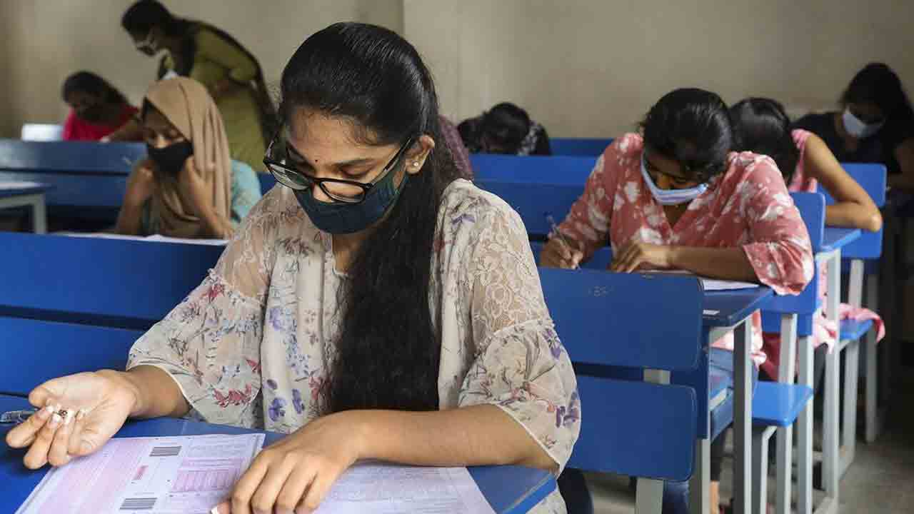 TSPSC | ఏఈఈ పరీక్షలో హైటెక్‌ కాపీయింగ్‌.. 40 మందితో డీఈ రమేశ్‌ ఒప్పందం