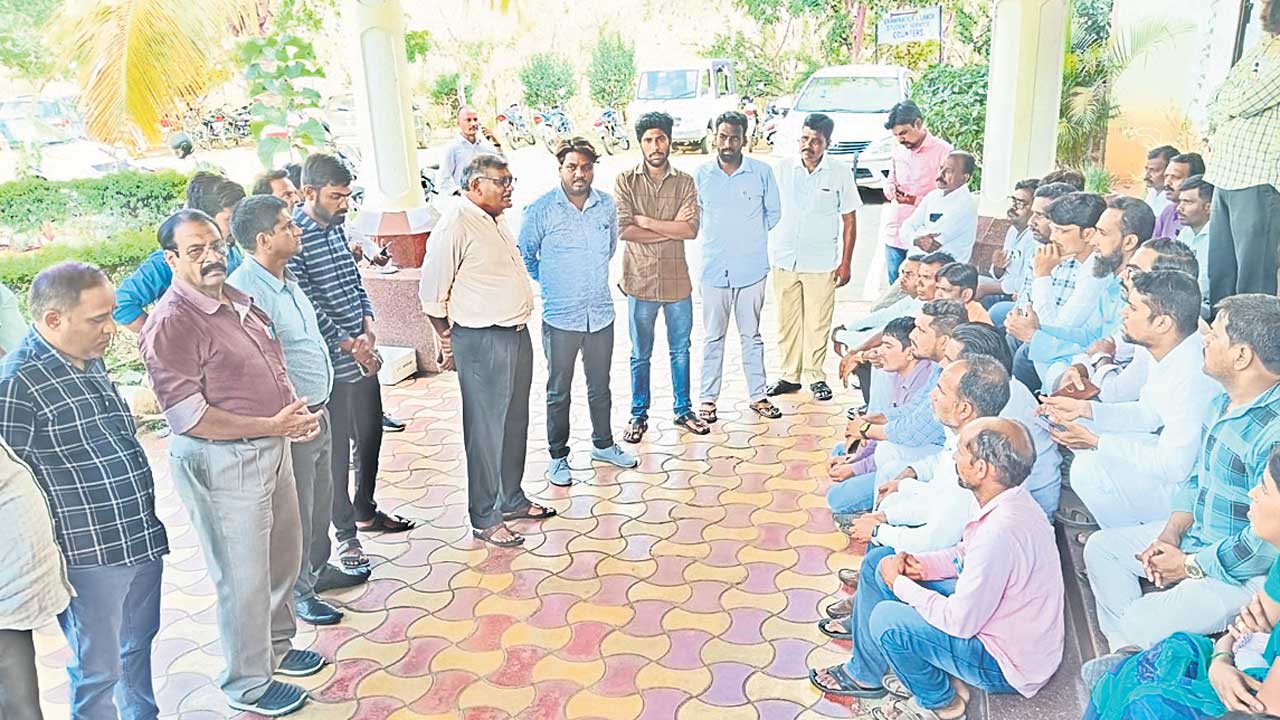 తగ్గిన వీసీ.. రిజిస్ట్రార్‌గా యాదగిరి