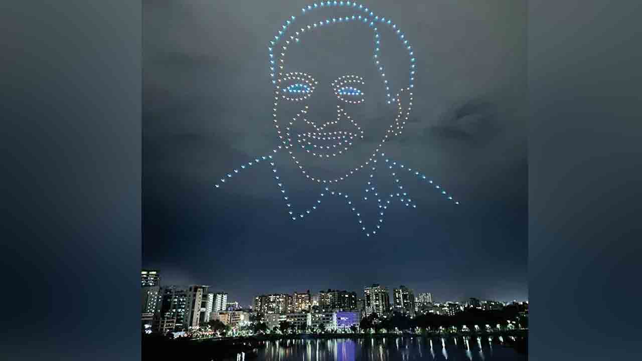 Suraksha Dinotsavam |  ఆకాశమంత అభిమానం.. దుర్గం చెరువుపై కట్టిపడేసిన డ్రోన్‌ షో