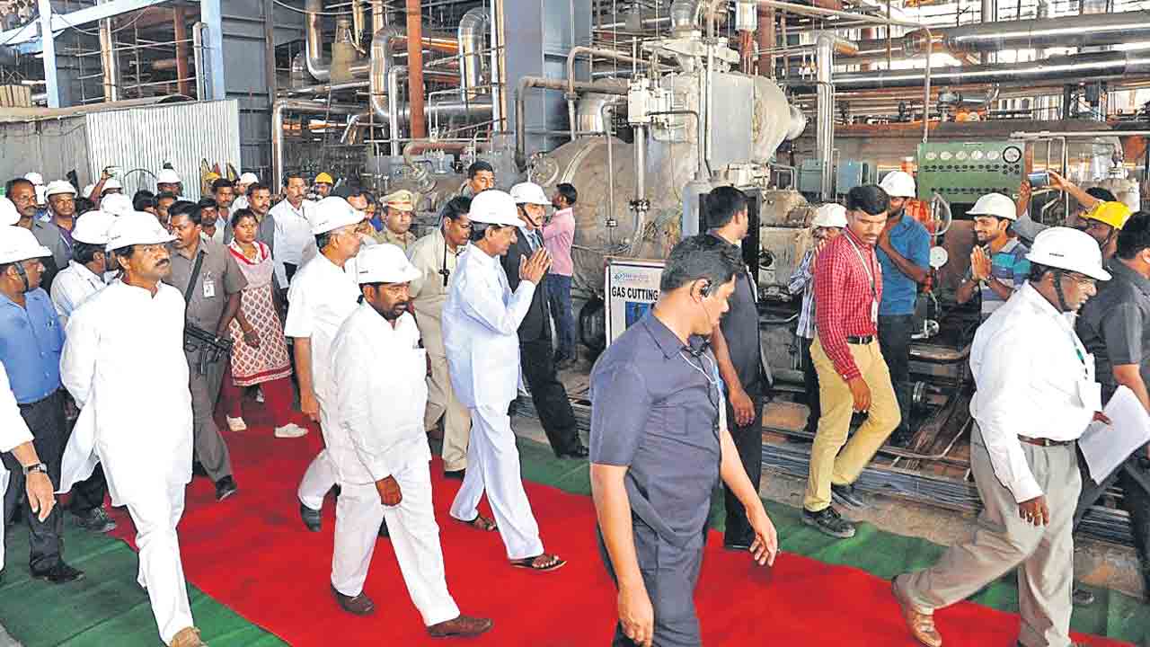 Telangana Decade Celebrations |  నాడు చీకట్లు.. నేడు వెలుగు జిలుగులు.. విద్యుత్తు రంగంలో అసాధారణ విజయం సాధించిన తెలంగాణ ప్రభుత్వం