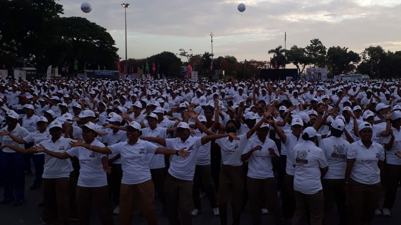 Telangana 2k run | హైదరాబాద్లో ఘనంగా తెలంగాణ 2కే రన్.. పాల్గొన్న 4 వేలకుపైగా రన్నర్లు