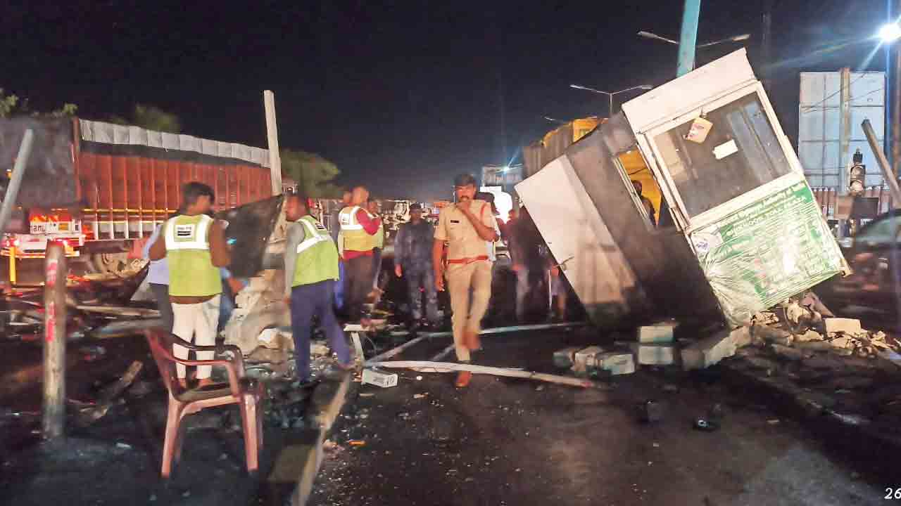Accident | టోల్‌గేట్‌ను ఢీకొన్న కంటైనర్‌.. సిబ్బందికి, డ్రైవర్‌కు గాయాలు