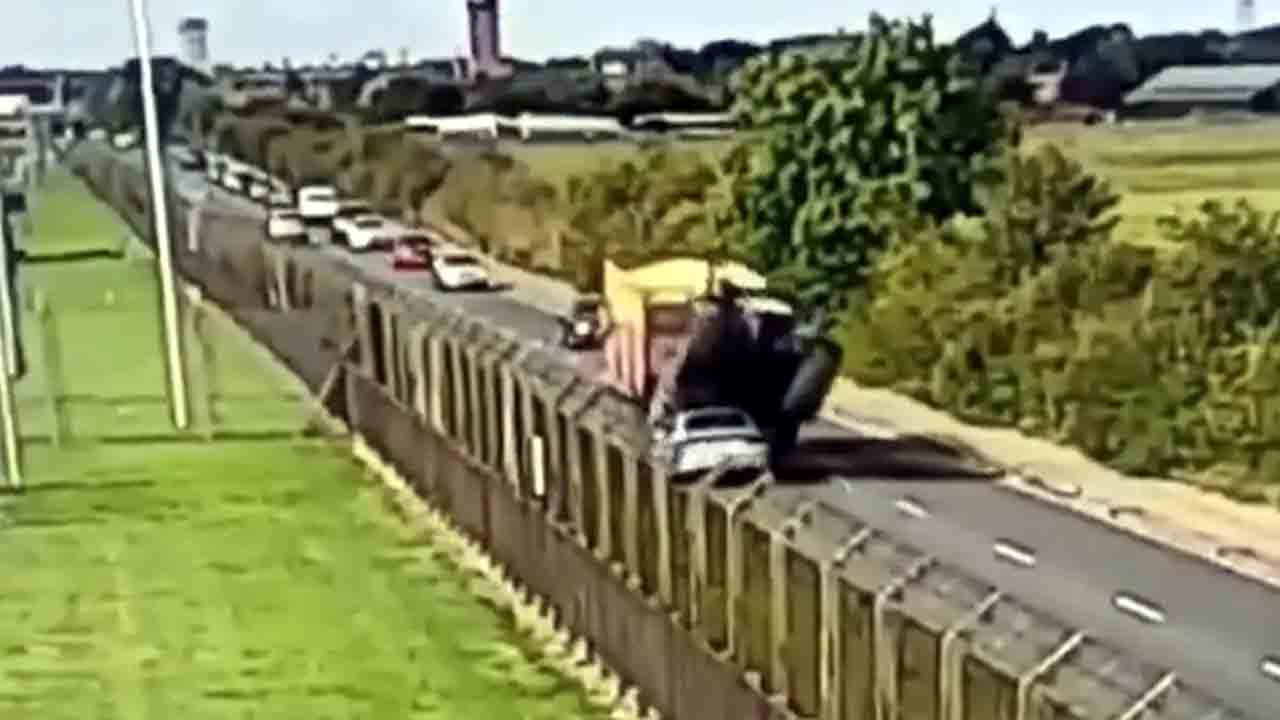 Tractor Crushes Car | కారుపైకి దూసుకెళ్లిన ట్రాక్టర్‌.. షాకింగ్‌ వీడియో