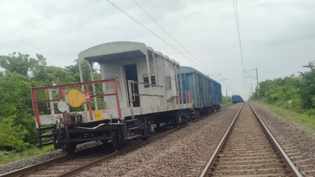 Goods Train | తప్పిన ప్రమాదం.. కేసముద్రం సమీపంలో తెగిన గూడ్సు రైలు లింకు