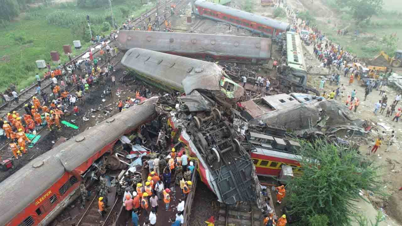 Odisha train tragedy | రైల్వే మంత్రి రాజీనామా చేయాలని డిమాండ్‌.. రైళ్లలో భద్రతా వ్యవస్థలపై ప్రతిపక్షాల ప్రశ్నలు