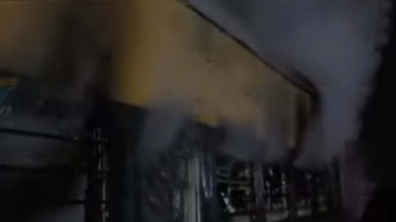 Train Fire Accident | ఏలూరులో రైలులో మంటలు..! అదుపు చేసిన అగ్నిమాపక సిబ్బంది..!