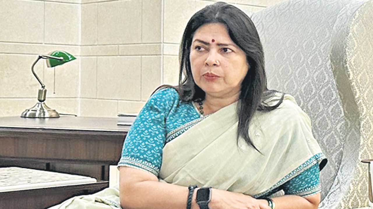 Meenakshi lekhi |  కేంద్ర మంత్రి పరుగో.. పరుగు.. రెజ్లర్లపై మీడియా ప్రశ్నలకు పారిపోయిన మీనాక్షి లేఖి