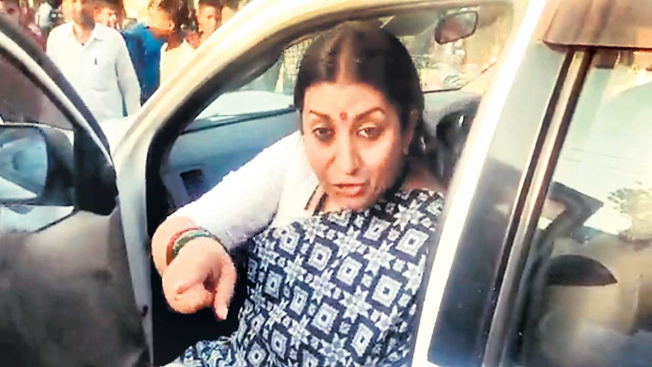 Smriti Irani |  జర్నలిస్టును బెదిరించిన కేంద్ర మంత్రి స్మృతి ఇరానీ