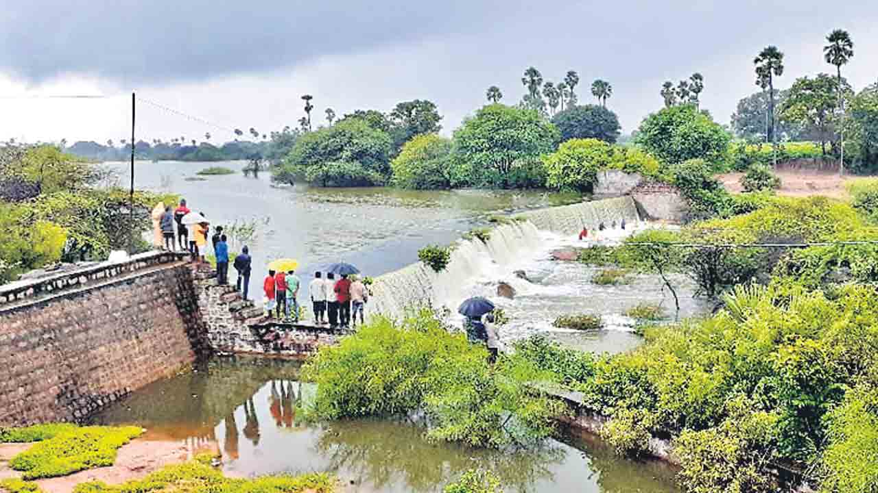 మండుటెండల్లో..మత్తడి