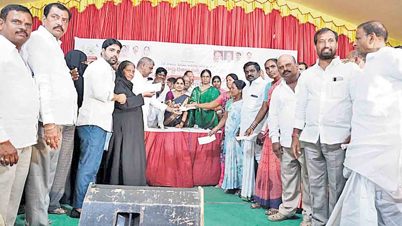 కల్యాణలక్ష్మి, షాదీముబారక్‌ చెక్కులు పంపిణీ