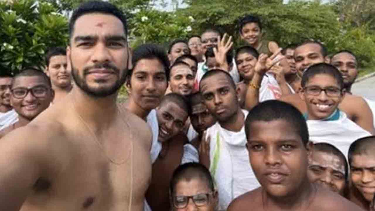 Venkatesh Iyer | దోతీ కట్టి.. వేదపాఠశాల విద్యార్థులతో క్రికెట్‌ ఆడిన అయ్యర్‌.. వీడియో వైరల్‌