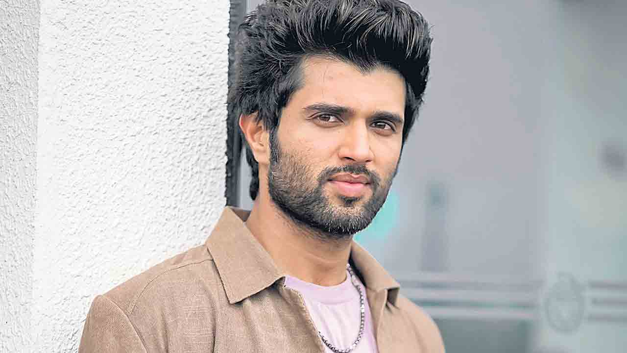 Vijay Deverakonda |  ఫ్యామిలీ స్టార్ గా వస్తున్న రౌడీ హీరో..