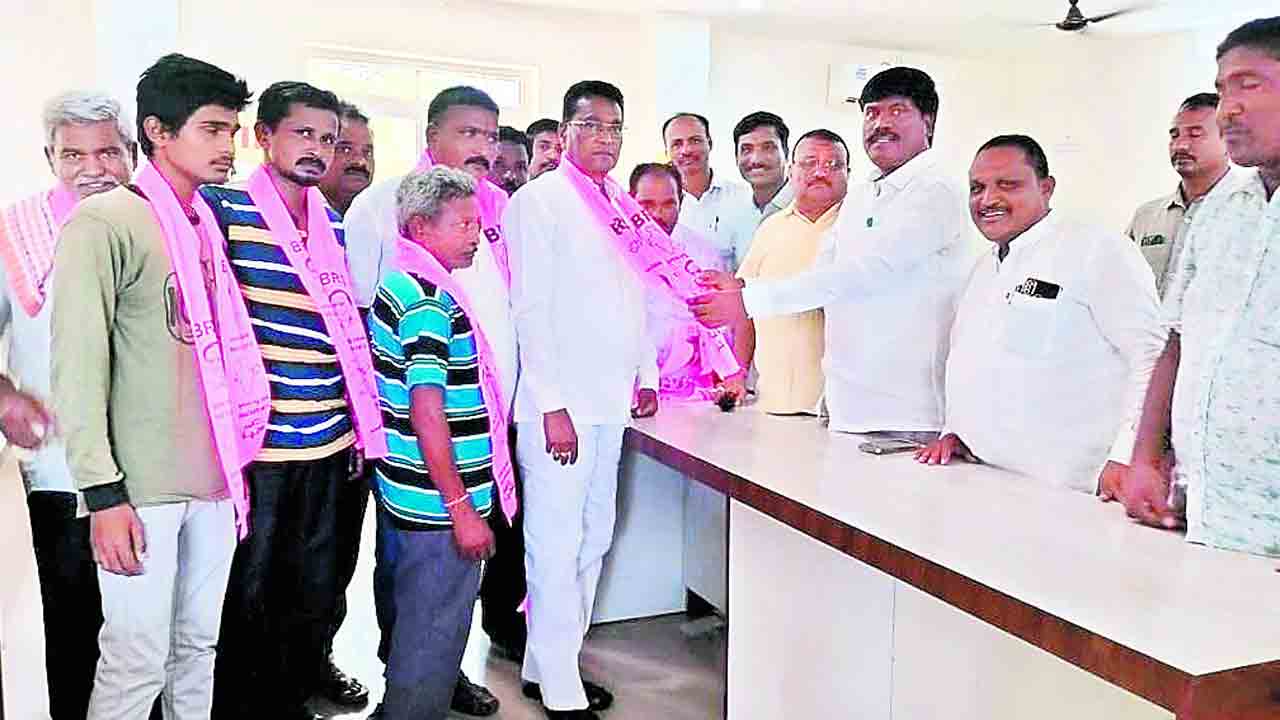 బీఆర్‌ఎస్‌లో భారీగా చేరికలు