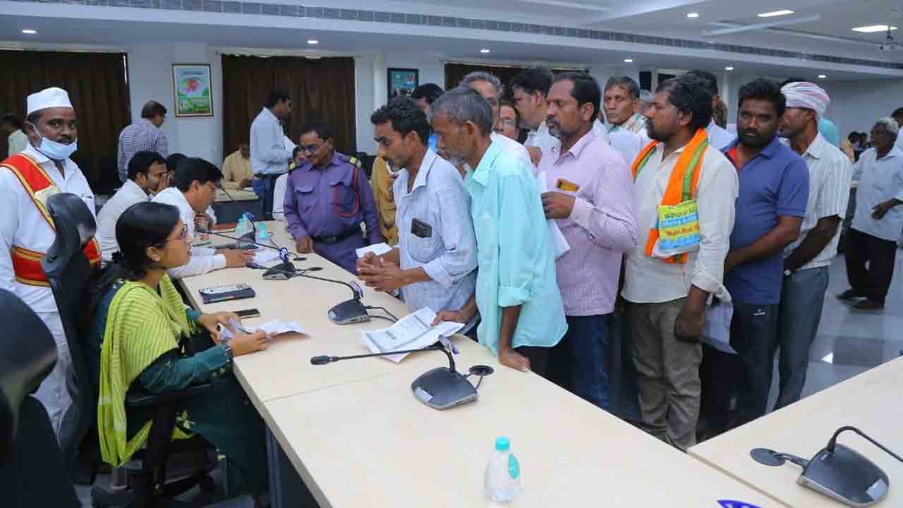 కలెక్టరేట్‌ గ్రీవెన్స్‌కు పోటెత్తిన ప్రజలు