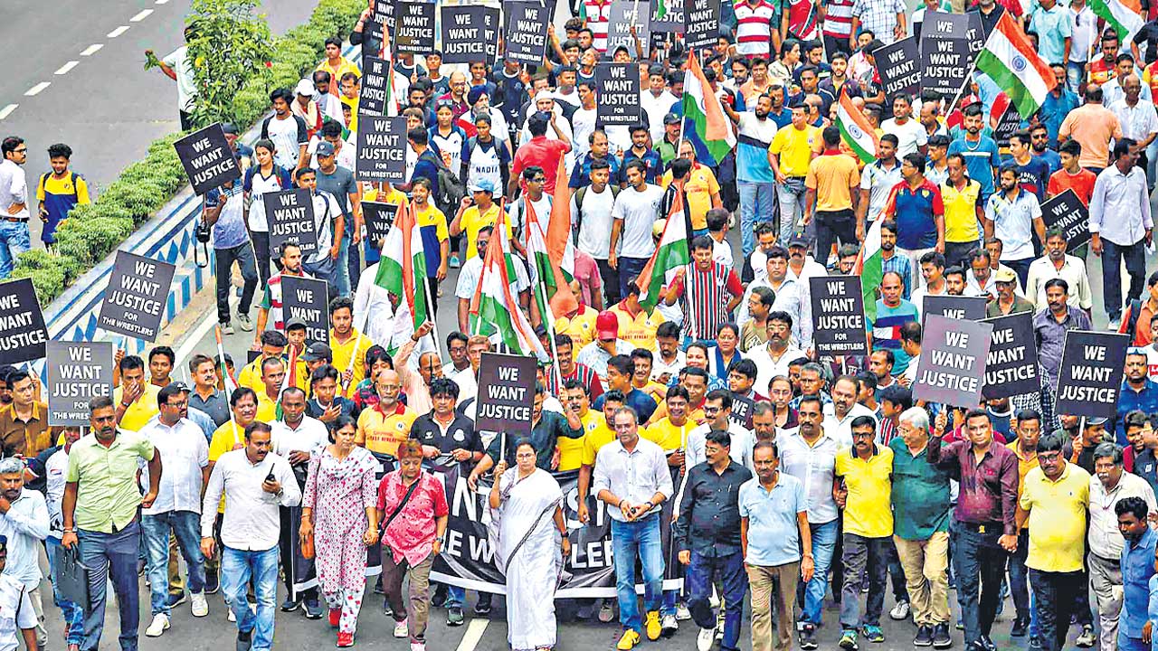 Wrestlers protest |  రెజ్లర్లకు విశ్వ మద్దతు.. బ్రిజ్‌ భూషణ్‌పై దర్యాప్తునకు ప్రపంచ రెజ్లింగ్‌ సమాఖ్య డిమాండ్‌