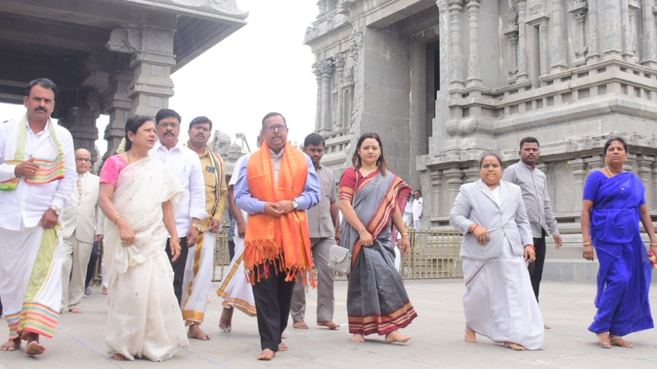 Justice Ujjal Bhuyan |  యాదగిరీశుని సేవలో హైకోర్టు సీజే జస్టిస్‌ ఉజ్జల్‌ భుయాన్‌