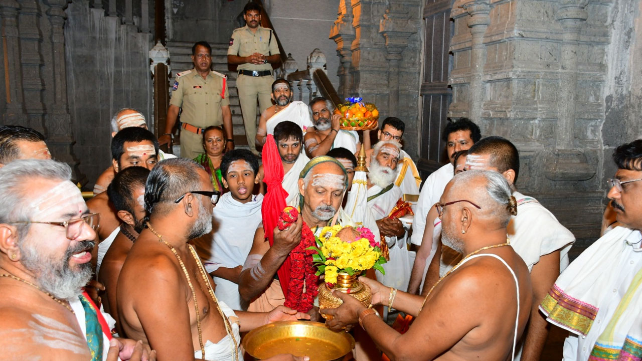 యాదగిరిగుట్ట లక్ష్మీనరసింహస్వామిని దర్శించుకున్న శివగంగ పీఠాధిపతి పురుషోత్తమ భారతీస్వామి