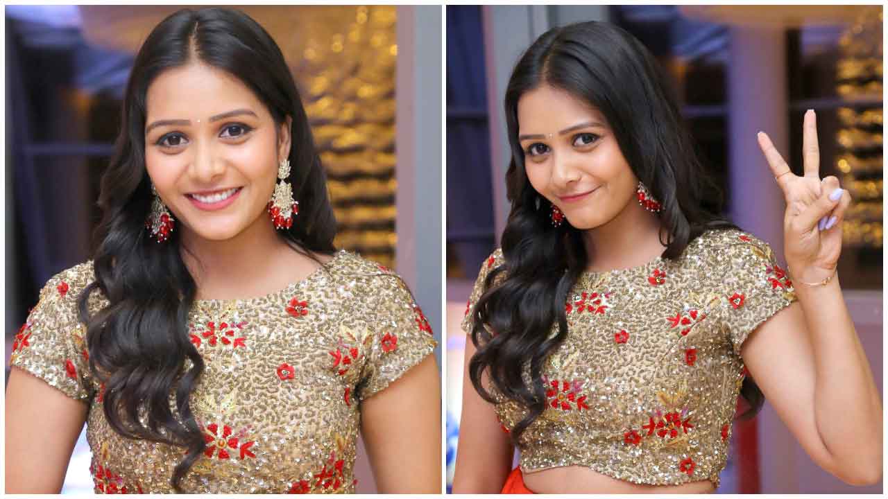 Yamini | చిరునవ్వుతో కుర్రకారు మనసు దోచేస్తున్న యామిని..